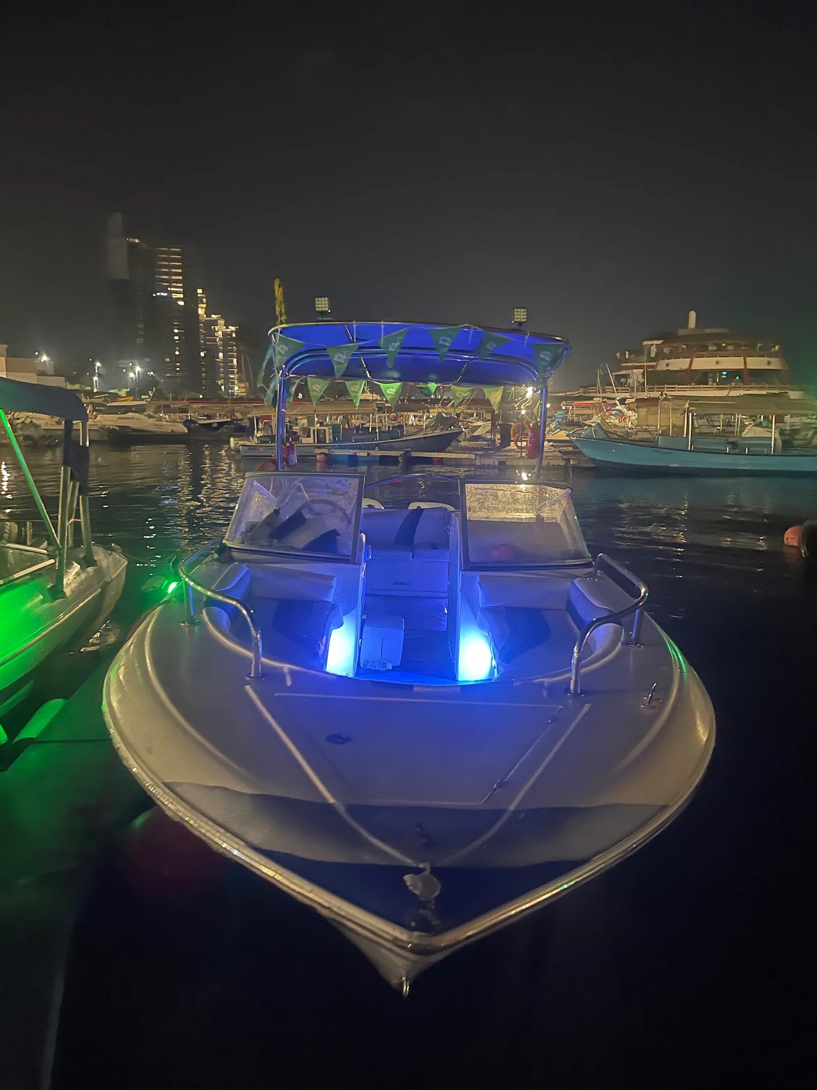 قارب خلال رحلة بحرية في أبحر بجدة